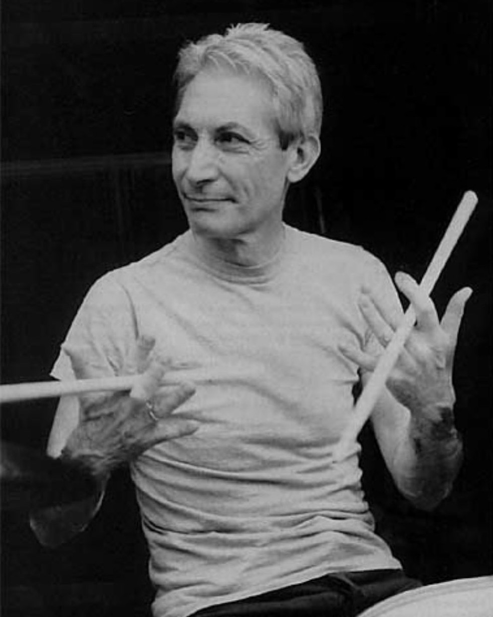 Baterista de famosa banda de rock morre aos 80 anos