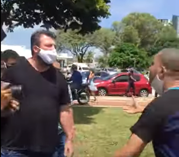 Manifestantes contra e a favor de Lula se estranham na saída do ex-presidente da Governadoria; assista