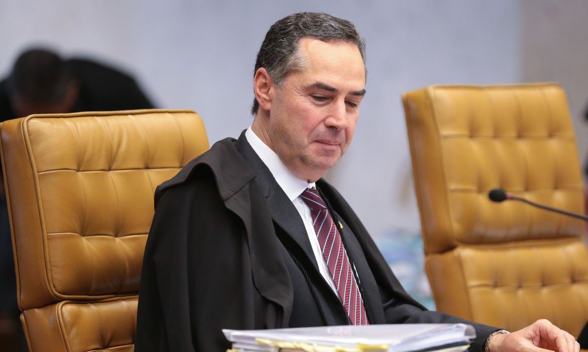 Bolsonaro desiste de pedir impeachment de Barroso, diz colunista