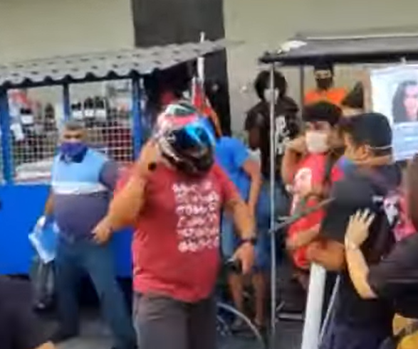 Homem armado ameaça mulheres durante protesto pelo fim da violência contra a mulher em Natal