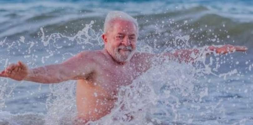 VÍDEO: PM do Ceará isola faixa de praia para Lula tomar banho de mar; assista