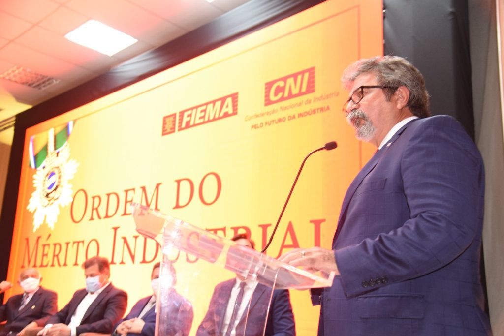 Presidente da FIERN faz entrega da medalha da Ordem do Mérito Industrial da CNI, no Maranhão