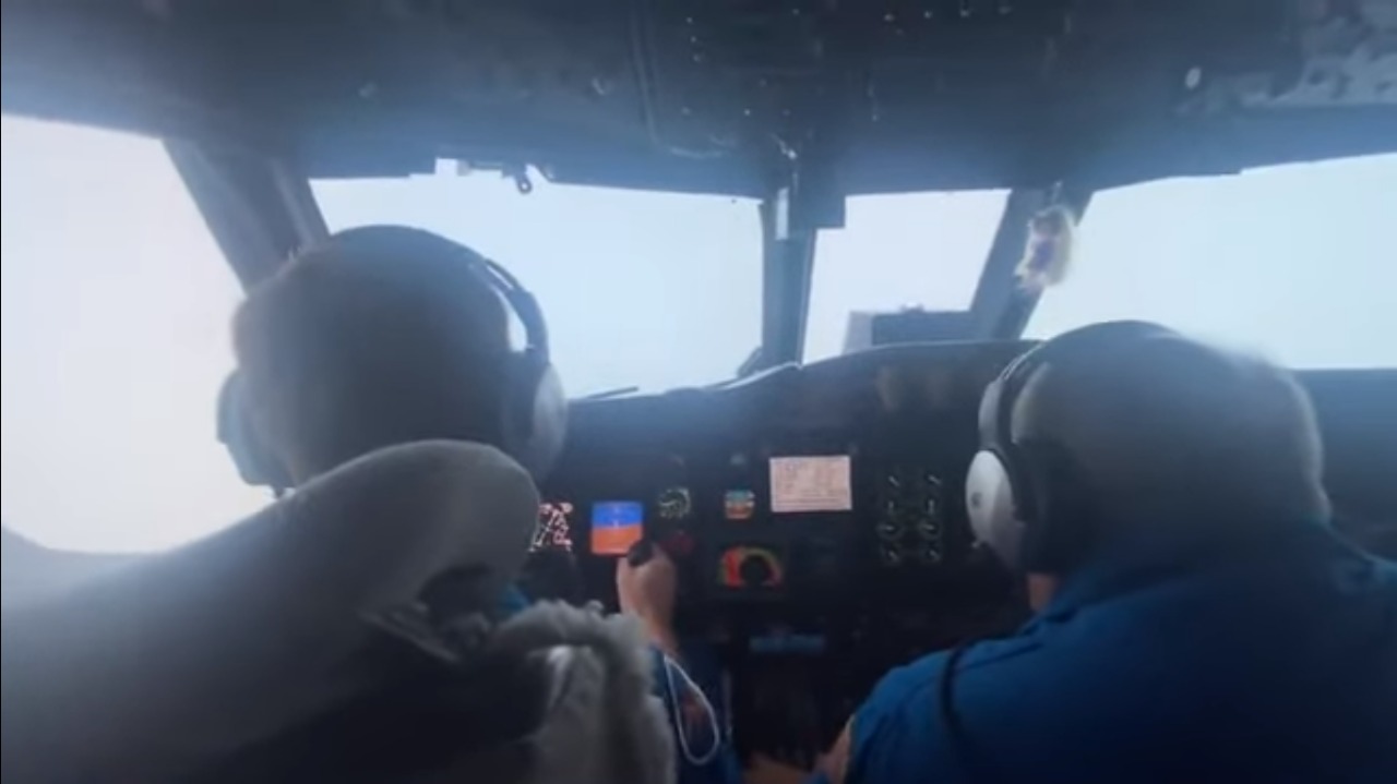 VÍDEO: Avião chacoalha ao entrar dentro de furacão Ida