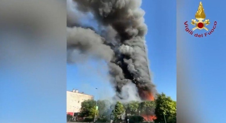Incêndio destrói prédio de 18 andares em Milão