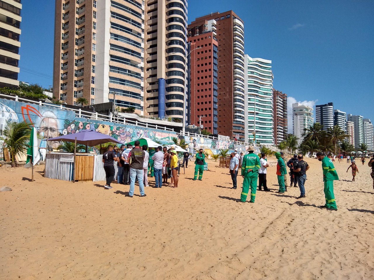 Prefeitura retira barracas irregulares na praia de Miami