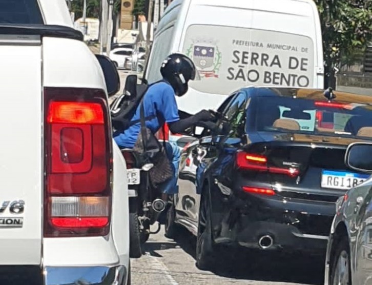 Motorista flagra ação de assaltante no cruzamento de movimentadas avenidas de Natal em plena luz do dia