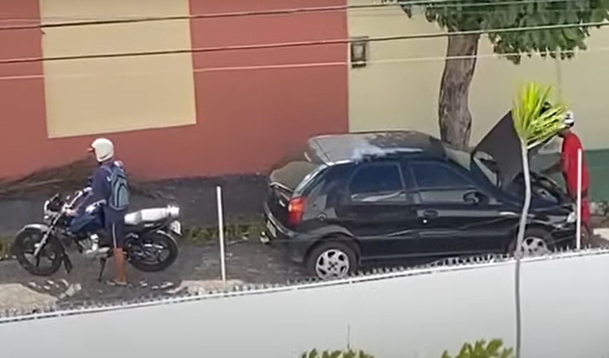Bandidos roubam bateria de carro estacionado em Lagoa Nova; assista
