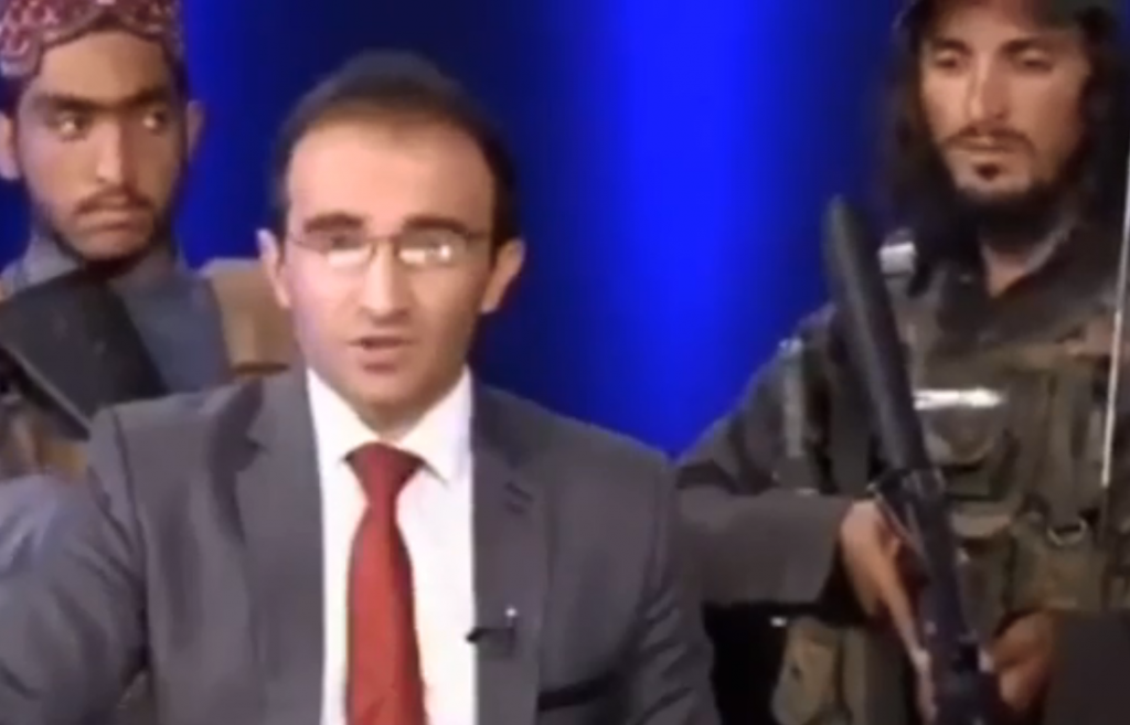 VÍDEO: Apresentador aparece cercado por 7 membros armados do Talibã durante entrevista