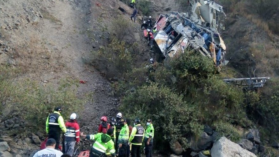 Ônibus cai de despenhadeiro de quase 200 metros no Peru e deixa pelo menos 33 mortos