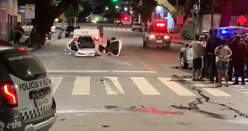 Tiroteio entre PMs e bandidos acaba com carro capotado em bairro nobre de Natal