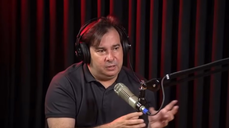 VÍDEO: Rodrigo Maia acha que Bolsonaro é gay; assista
