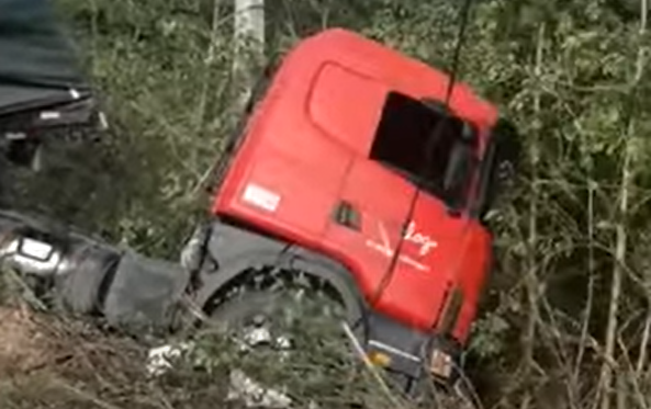 VÍDEO: Acidente com carreta bloqueia trânsito em Parnamirim