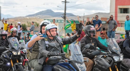 Multidão acompanha motociata de Bolsonaro em Pernambuco
