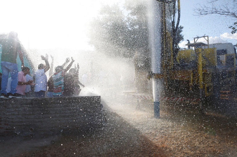 VÍDEO: População se emociona ao tomar banho em perfuração de poço em comunidade do RN