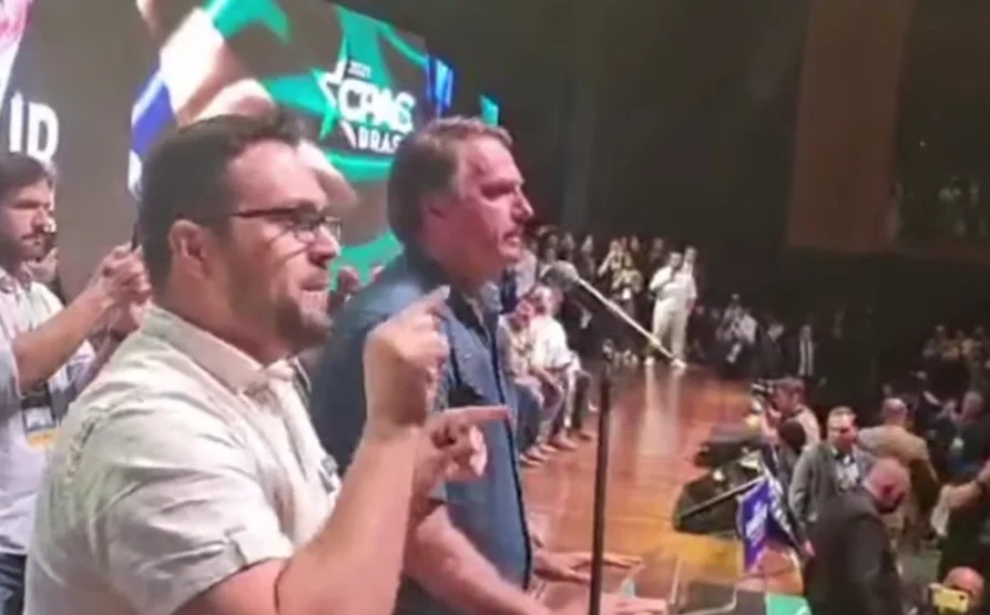 “Estão achando que vão me brochar”, diz Bolsonaro em evento