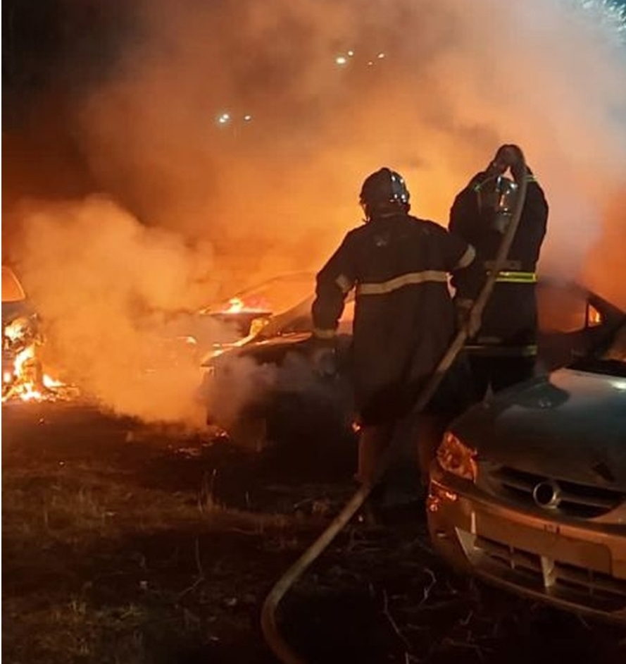 Incêndio atinge 25 carros que estavam apreendidos em pátio de secretaria