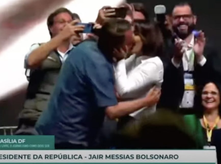 Bolsonaro beija Michele e diz que Maia se interessou por LGBT após trabalho com Doria: "Nunca me enganou"