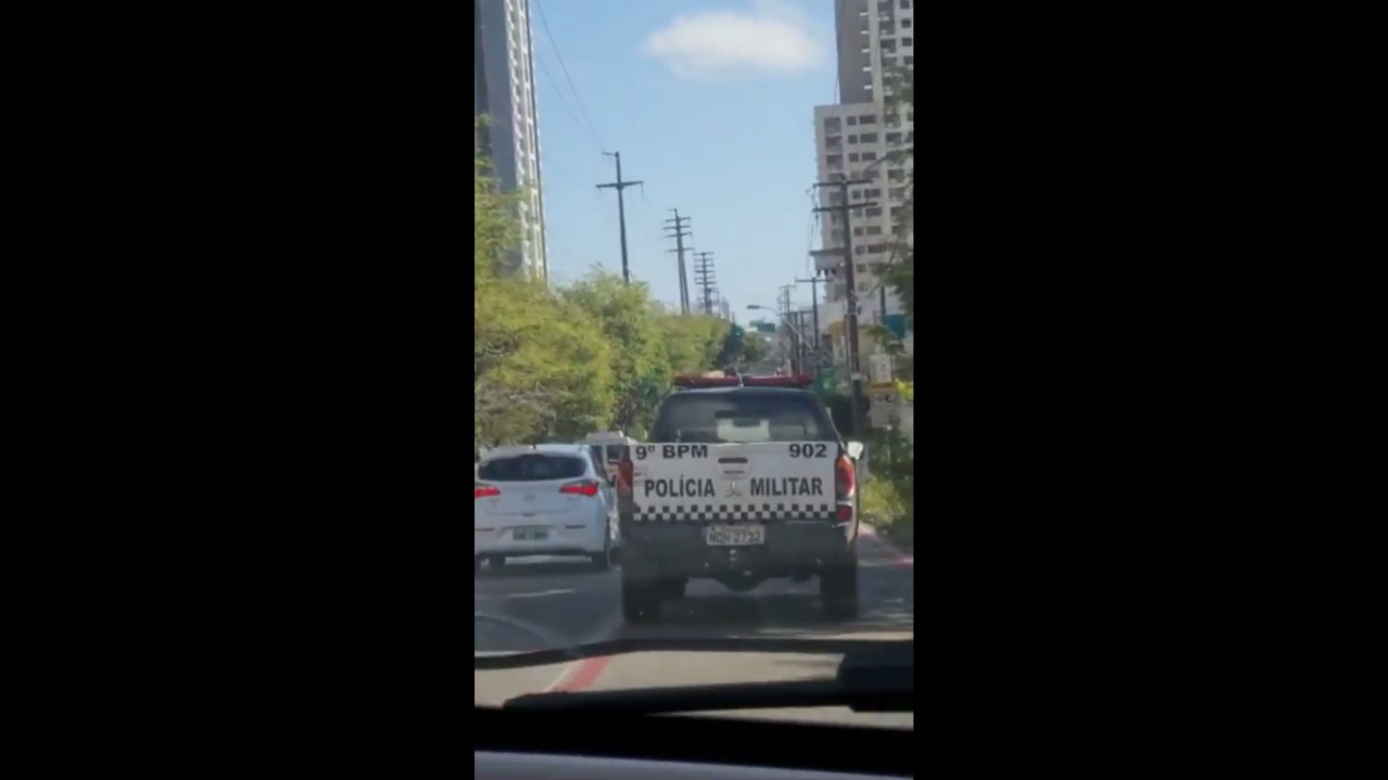 VÍDEO: Em dia de protestos, viatura da PM potiguar é flagrada com bandeiras do Brasil