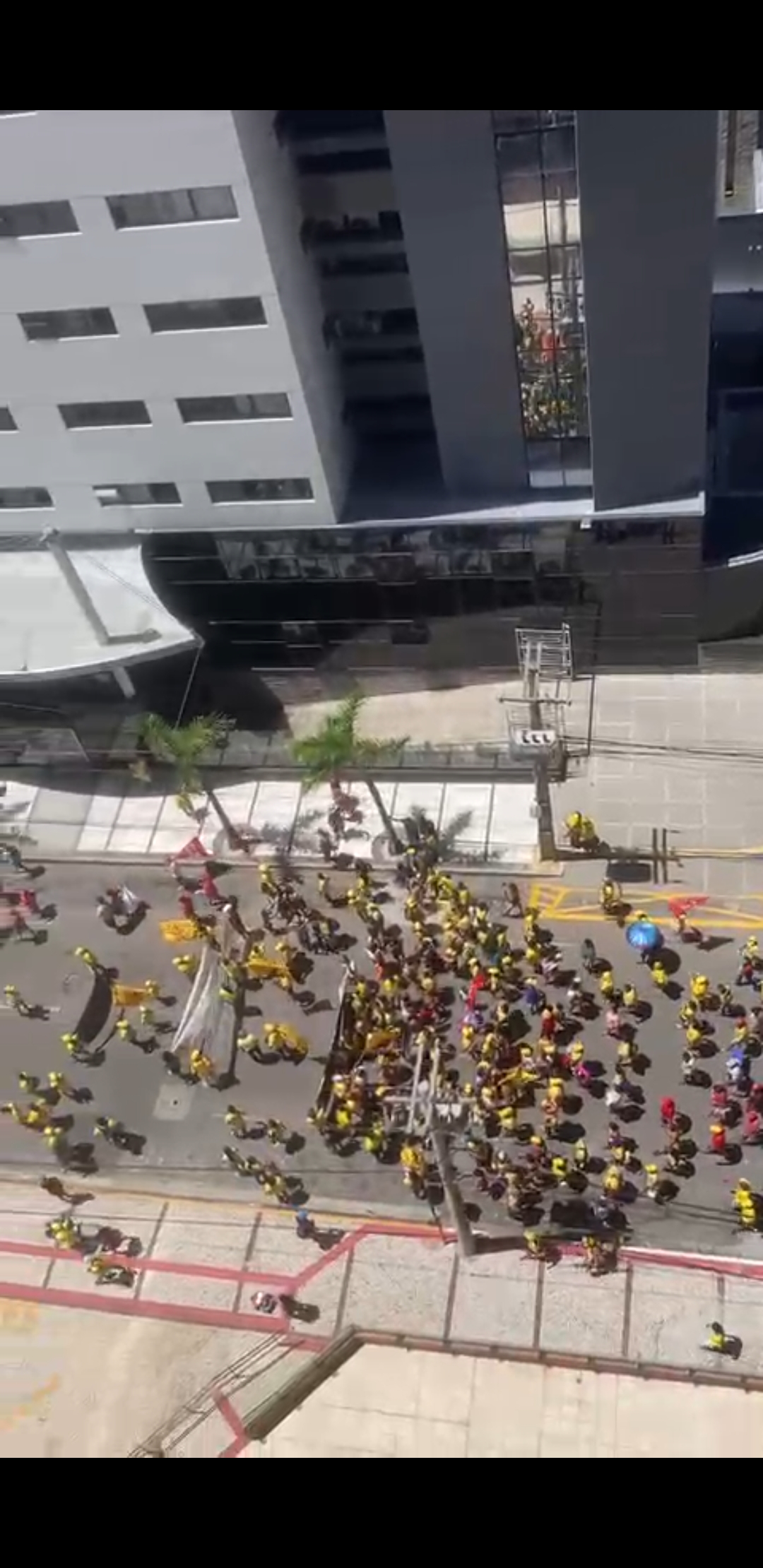 VÍDEO: Pequeno grupo de manifestantes protestam contra Bolsonaro em Natal