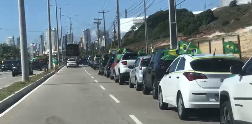VÍDEO: Mulher se impressiona com fila quilométrica de carros em ato pró-Bolsonaro em Natal