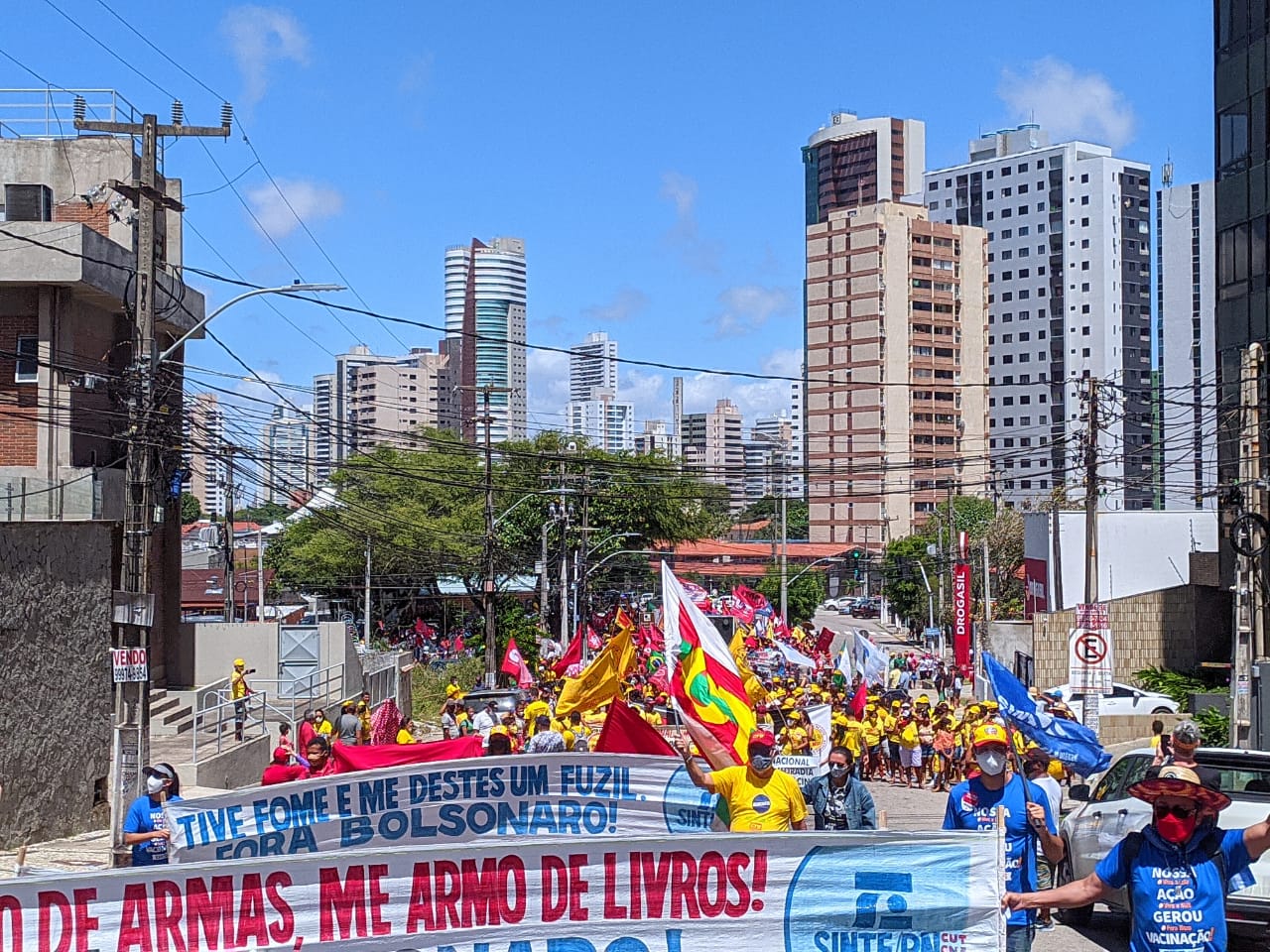 VÍDEO: Protesto contra Bolsonaro reúne políticos e movimentos sociais em Natal
