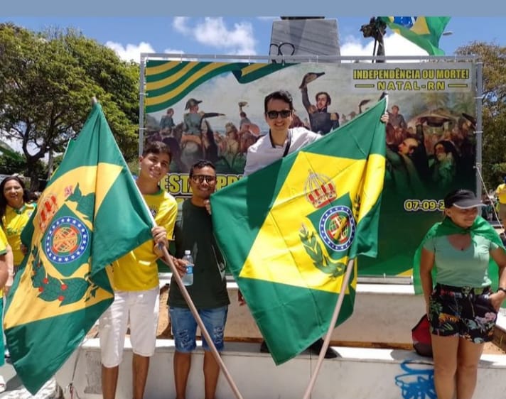 Manifestantes fazem bandeiraço em Natal e pedem volta da Monarquia