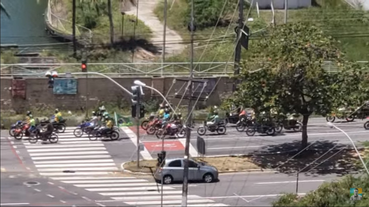 [VIDEO] Milhares de motociclistas lotam avenida em Natal em apoio a Bolsonaro