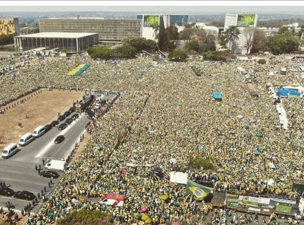 VÍDEO: Milhares de manifestantes lotam Esplanada dos Ministérios e cantam o Hino Nacional