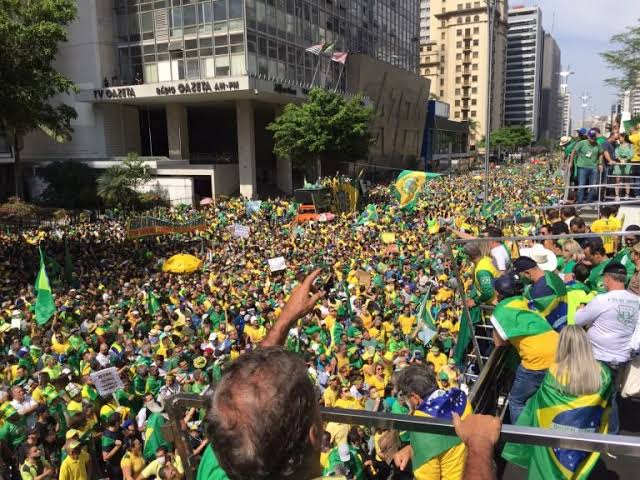 VÍDEO: Bolsonaro sobrevoa Avenida Paulista e apoiadores gritam ‘mito’