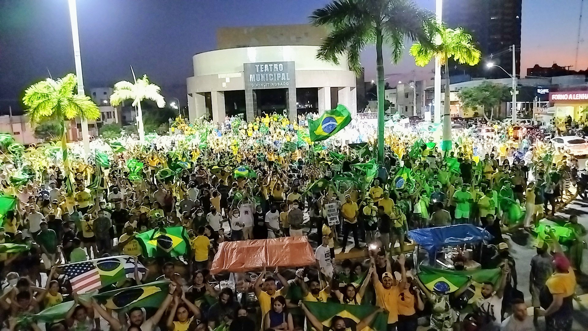 VÍDEO: Praça fica lotada para ato pró-Bolsonaro em Mossoró; assista