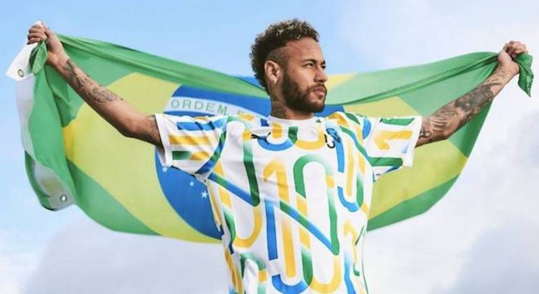 Neymar posa com bandeira do Brasil em dia de manifestações