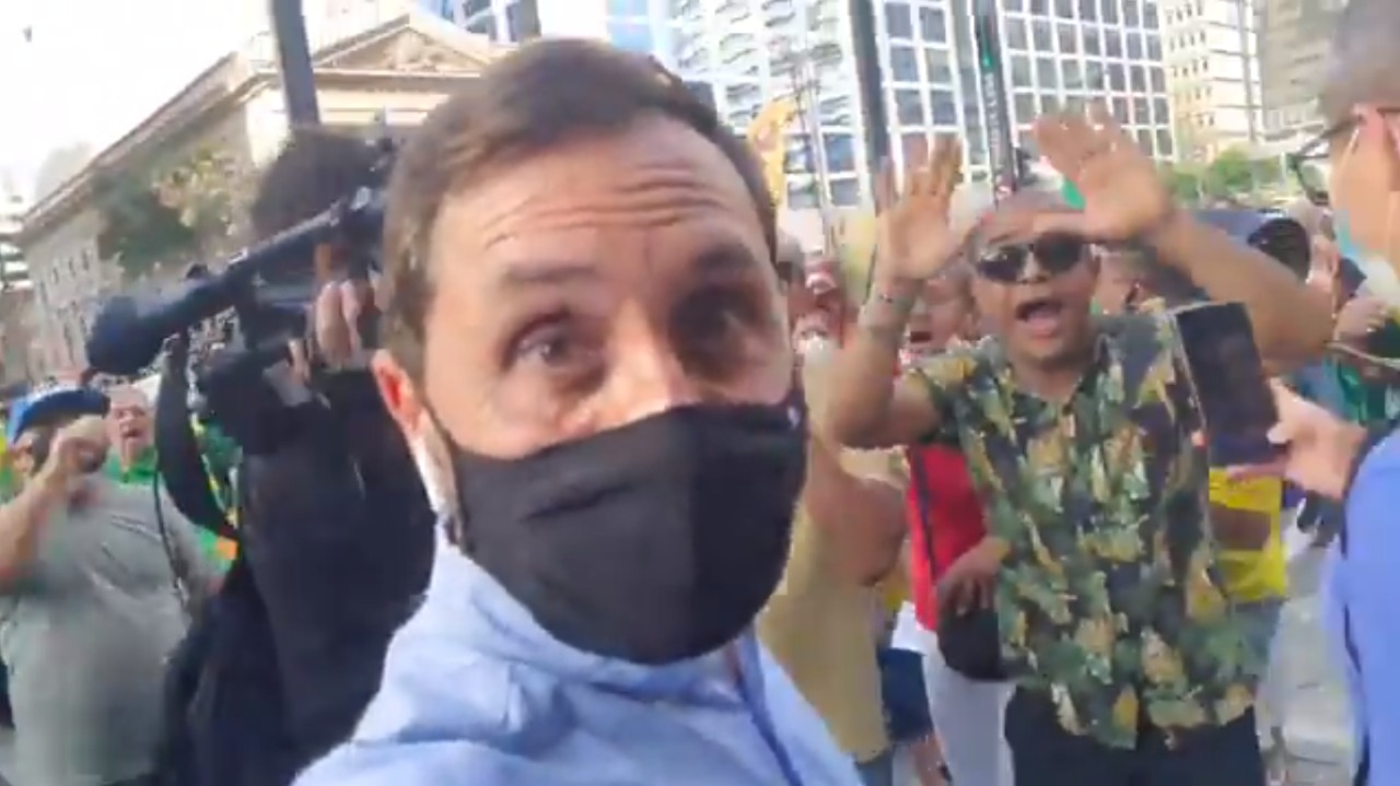 VÍDEO: Repórter da CNN em espanhol é hostilizado e sai escoltado pela PM durante protesto em SP