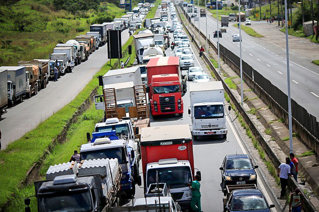Caminhoneiros paralisam rodovias: PRF registra pelo menos 67 pontos de bloqueio em 8 Estados