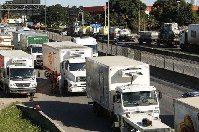 ÁUDIO: Bolsonaro pede que caminhoneiros liberem rodovias; OUÇA
