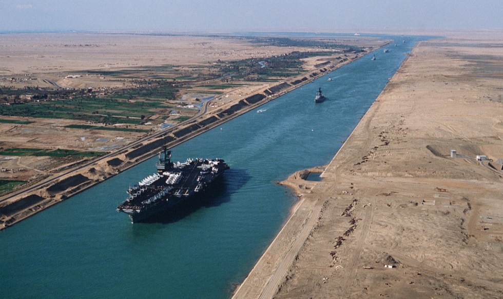 Mais um navio encalha no Canal de Suez