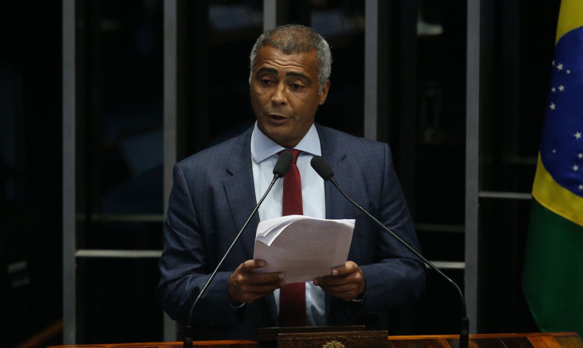 Senador Romário é hospitalizado e passa por cirurgia