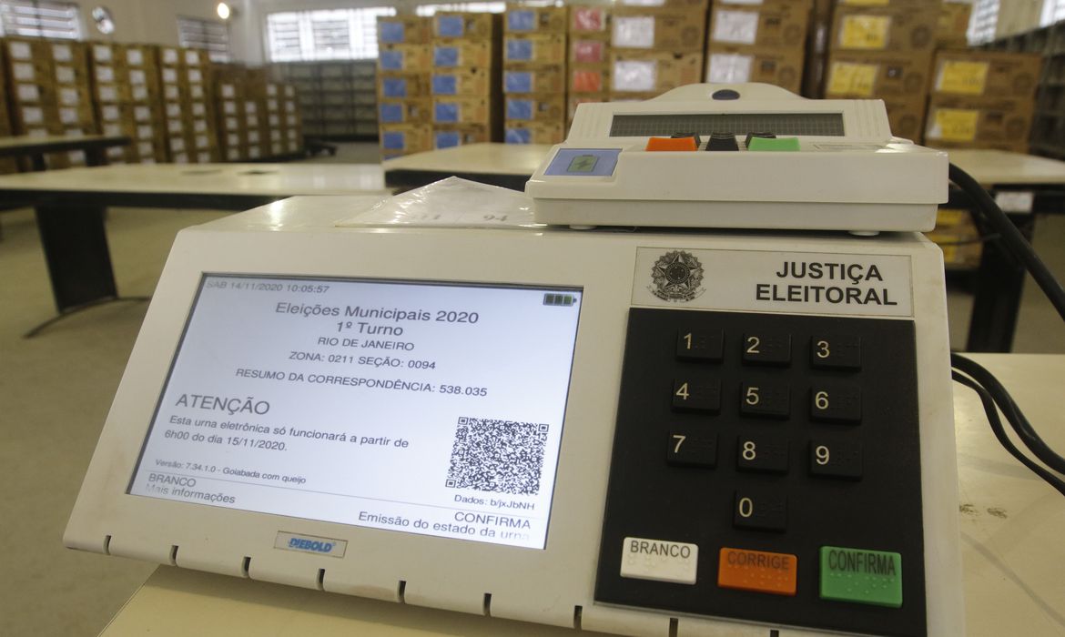 Horas após nota de recuo, Bolsonaro diz que Barroso não convence ninguém sobre urna eletrônica