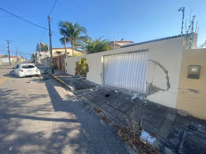Carro bate em veículos estacionados e destrói o muro de casa na em Natal; veja