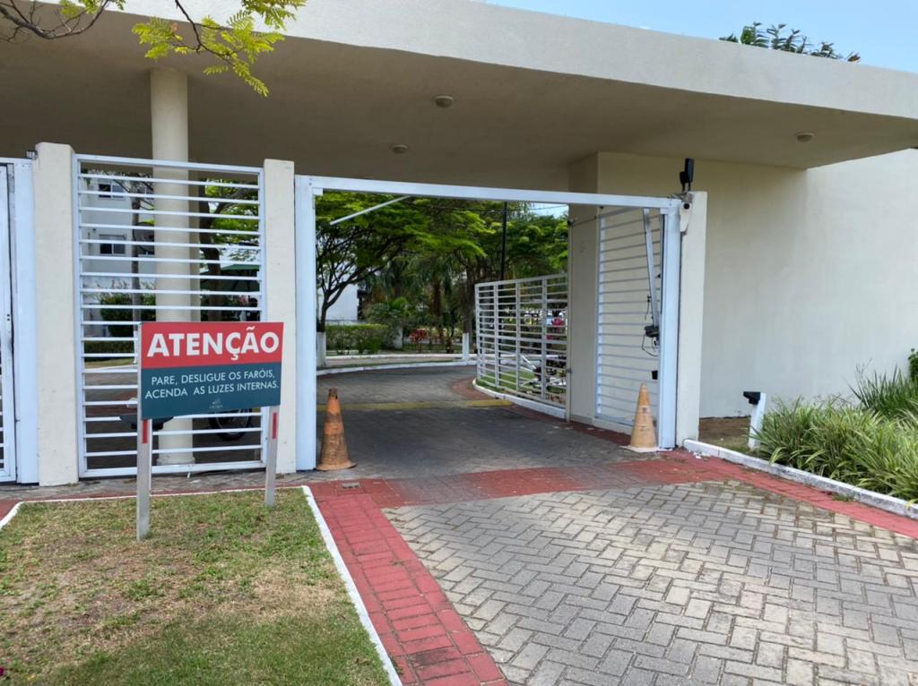 Motorista embriagado derruba portão de condomínio, xinga policiais e acaba preso