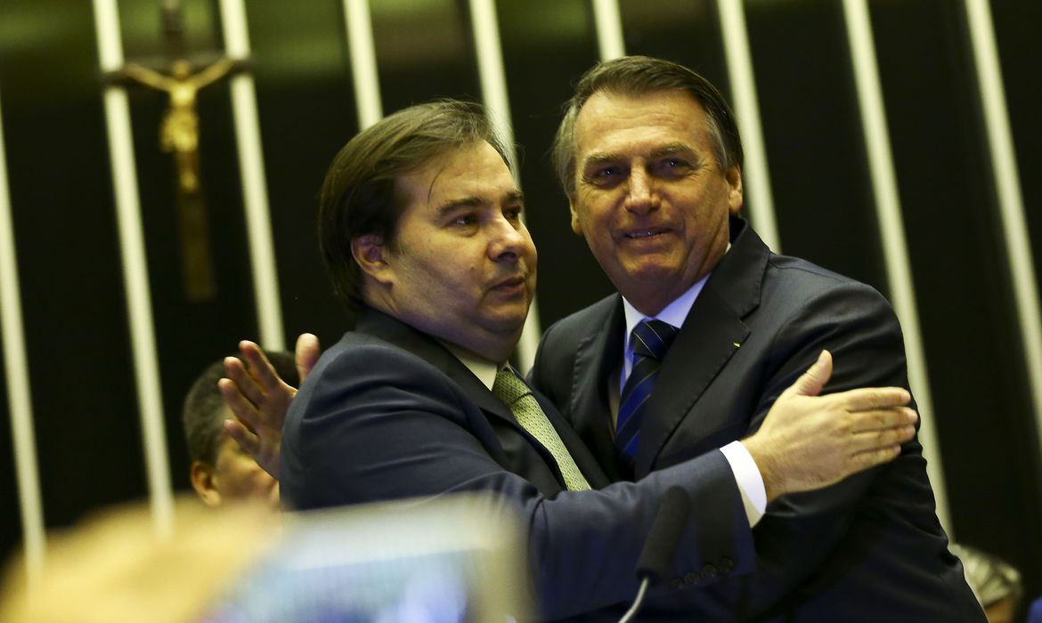 “Maia falando e um jegue relinchando é a mesma coisa”, diz Bolsonaro