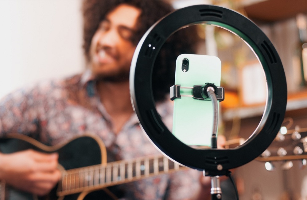 Novo aplicativo brasileiro de lives chega ao mercado para “aproximar artistas de seus fãs”