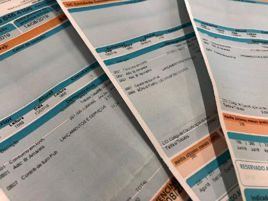 Bolsonaro assina lei que facilita acesso a desconto na conta de energia para famílias de baixa renda