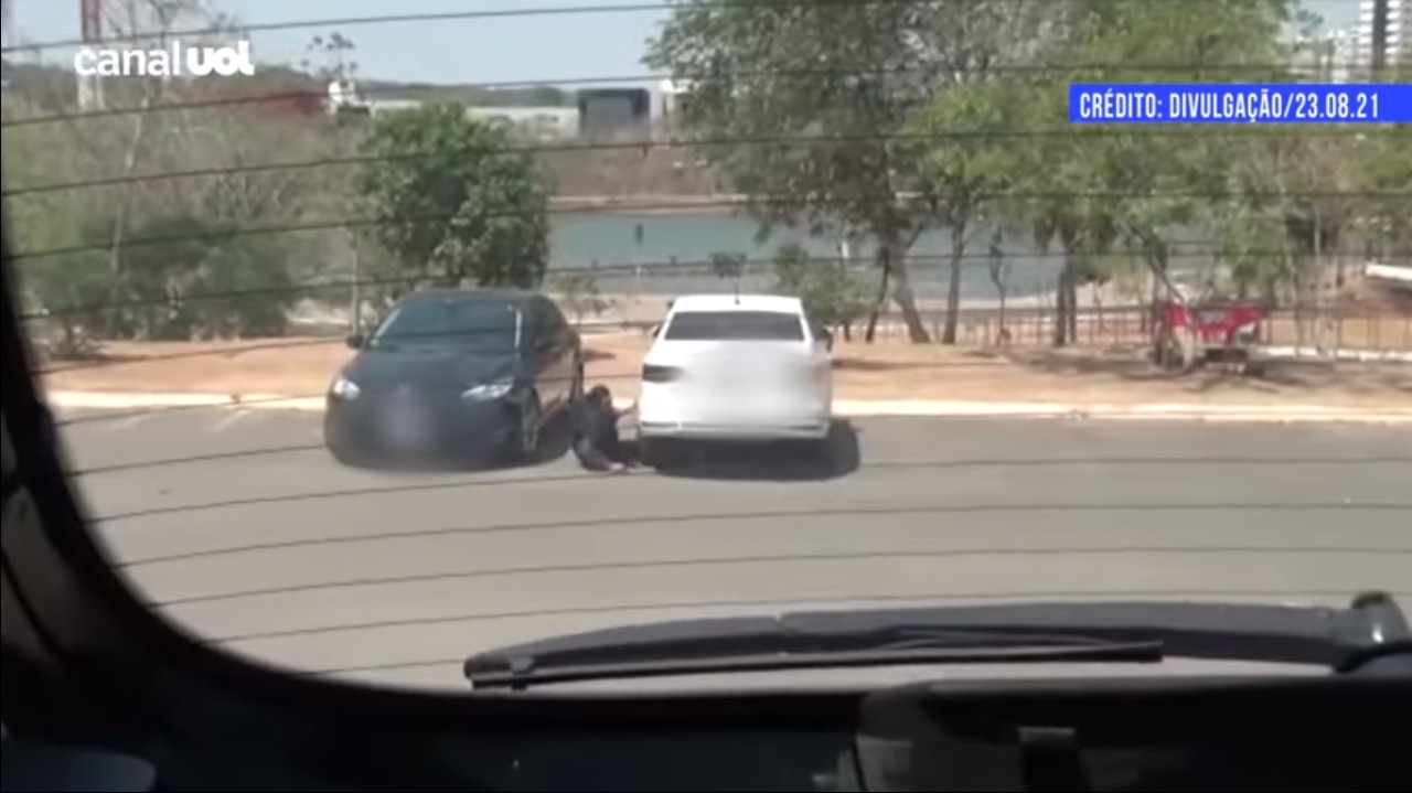 Vídeo flagra detetive instalando rastreador em carro de jornalista que denunciou governador