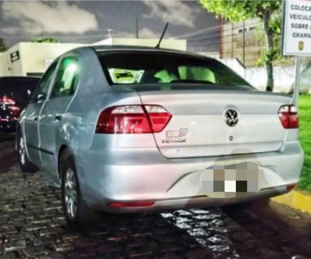 Dupla com tornozeleira assalta passageira e motorista de aplicativo em Natal