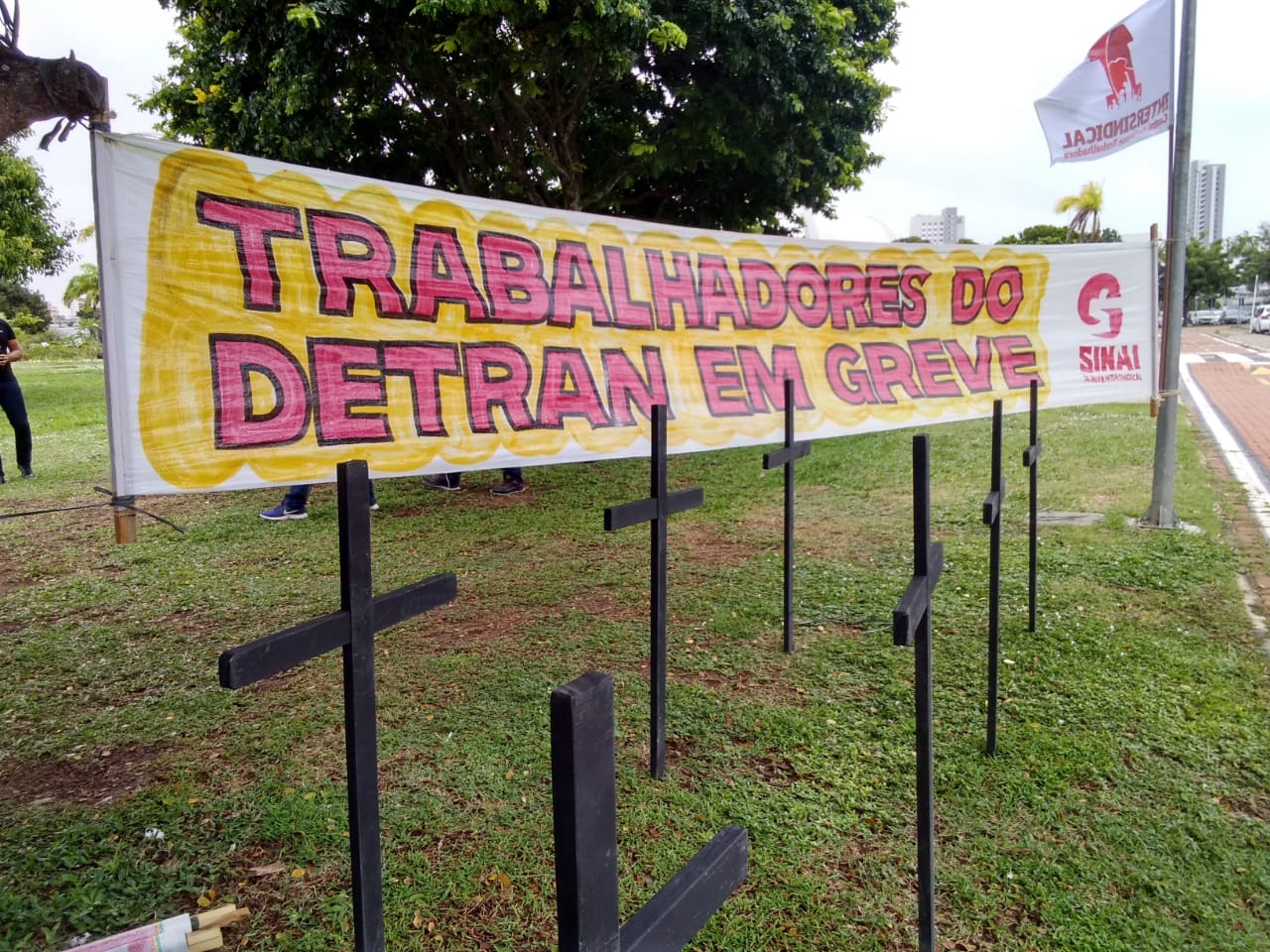 Em greve, trabalhadores do Detran-RN fazem ato em frente à Governadoria