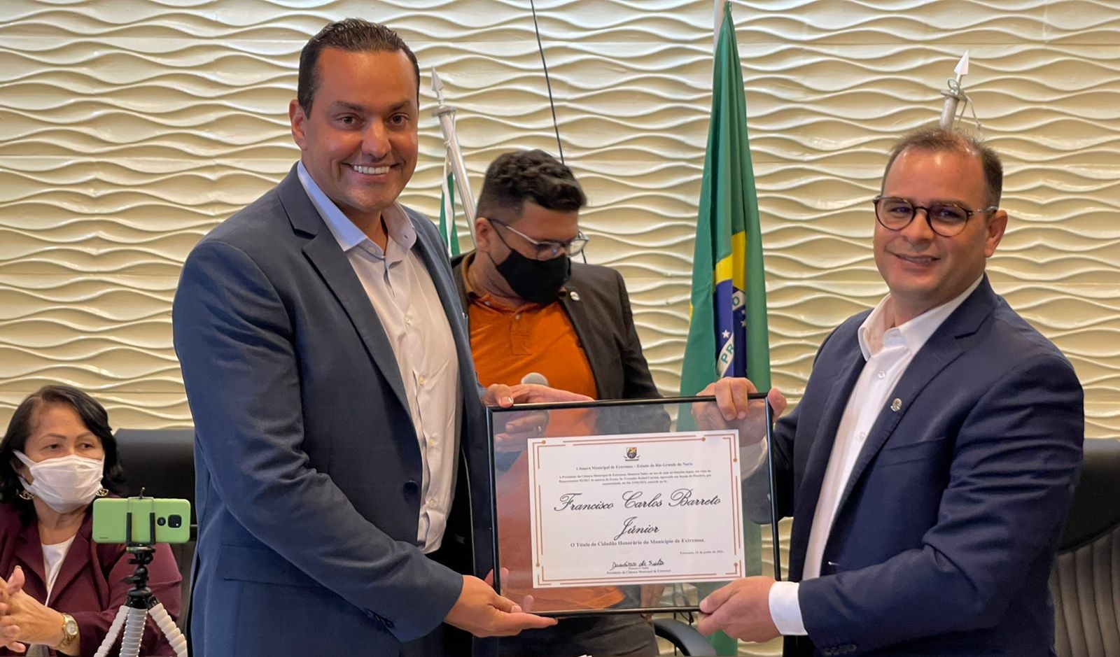 Empresário recebe Título de Cidadão Extremozense