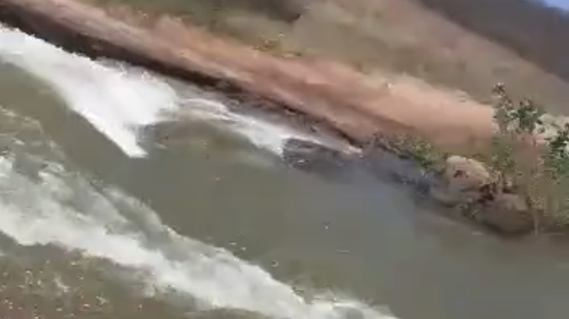 Veja águas do São Francisco chegando em município do Ceará e população agradecendo Bolsonaro
