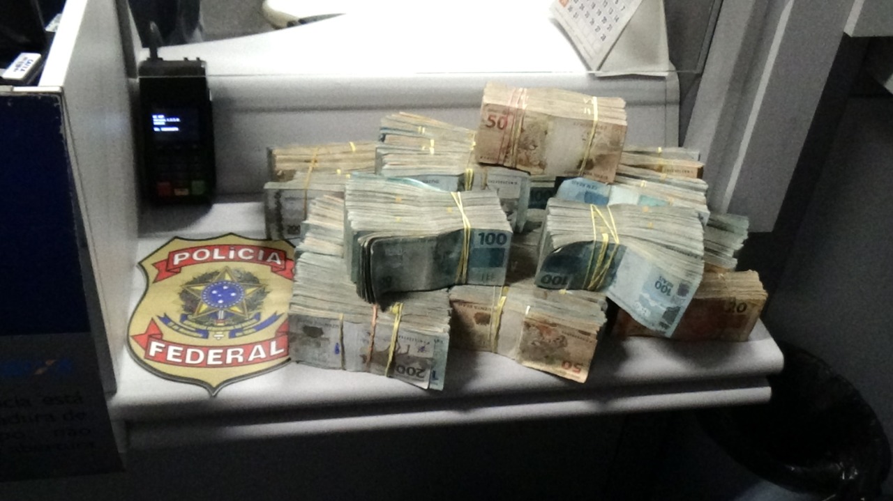 FOTOS: Operação da PF apreende mais de meio milhão de reais e prende em Natal foragido da Justiça