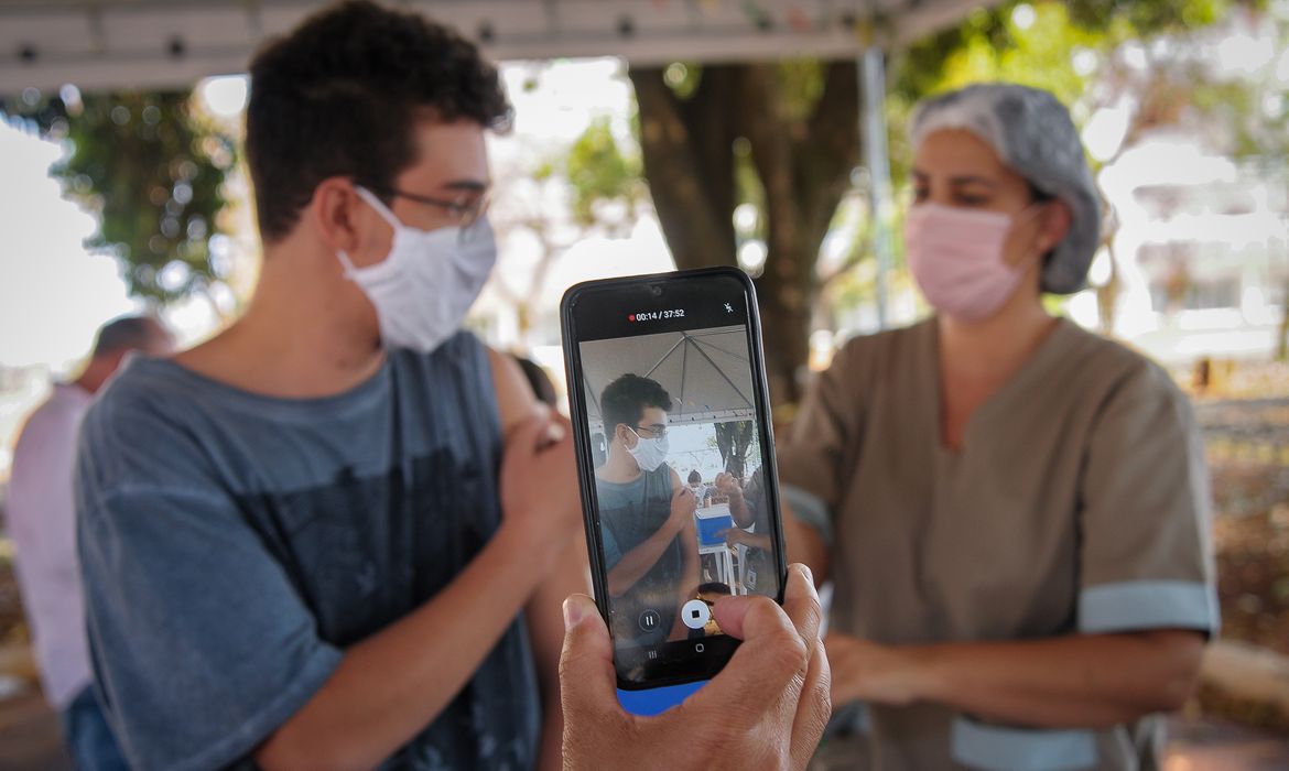 Anvisa não recomenda mudar orientação sobre vacinação de adolescentes