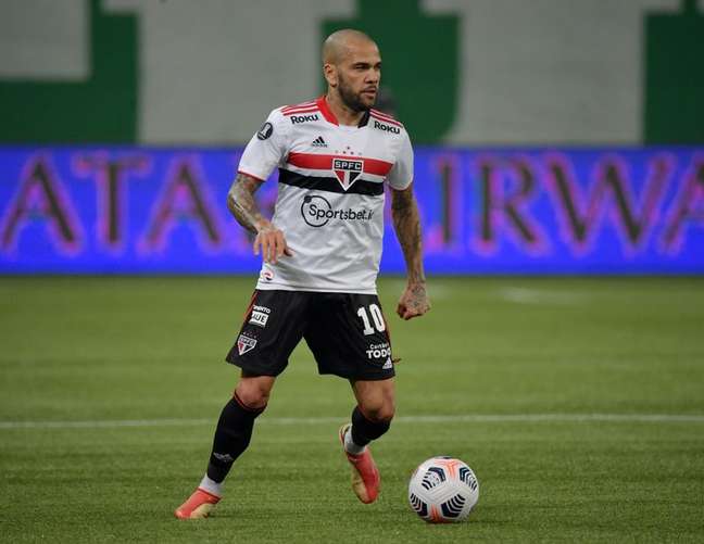 São Paulo rescinde contrato de Daniel Alves e parcela dívida em 5 anos